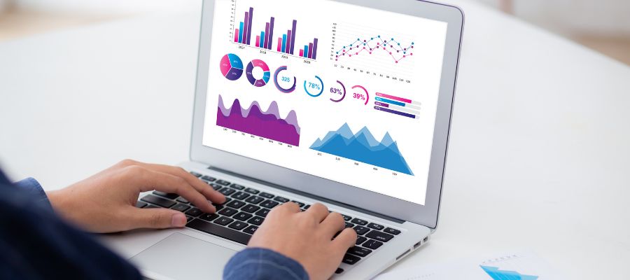 GA4でサイトを分析している写真