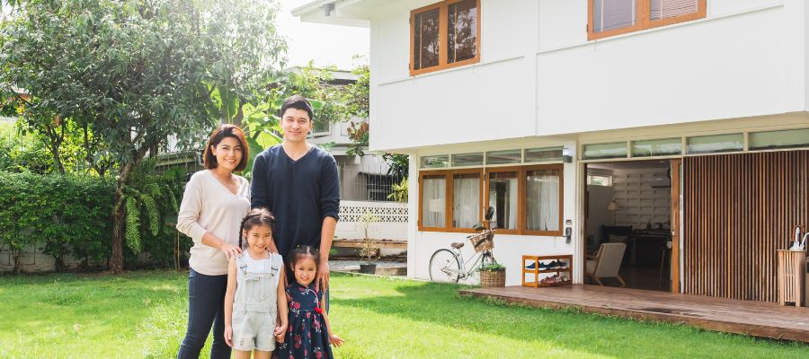マイホームを背景に家族写真
