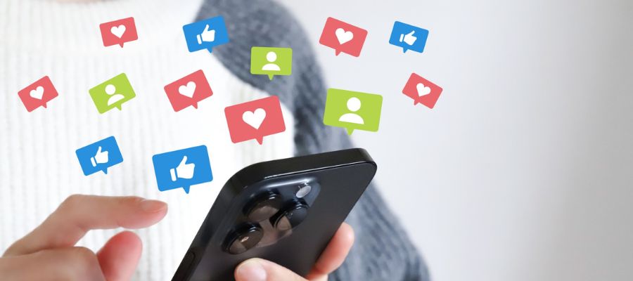 スマホで口コミを確認する写真