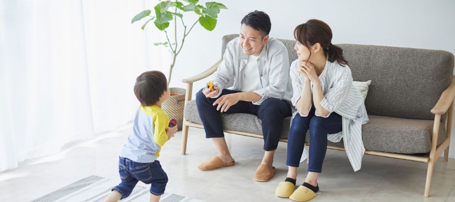 リビングルームで家族団らんしている写真