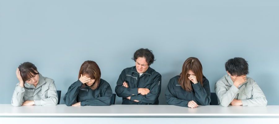 コストで悩むスタッフの写真