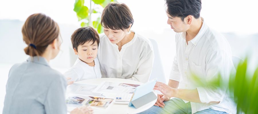 工務店で話をしているスタッフと客の写真